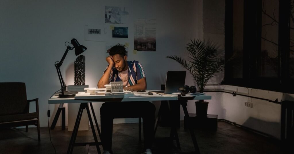 Trabalhador cansado fazendo horas extras à noite no escritório