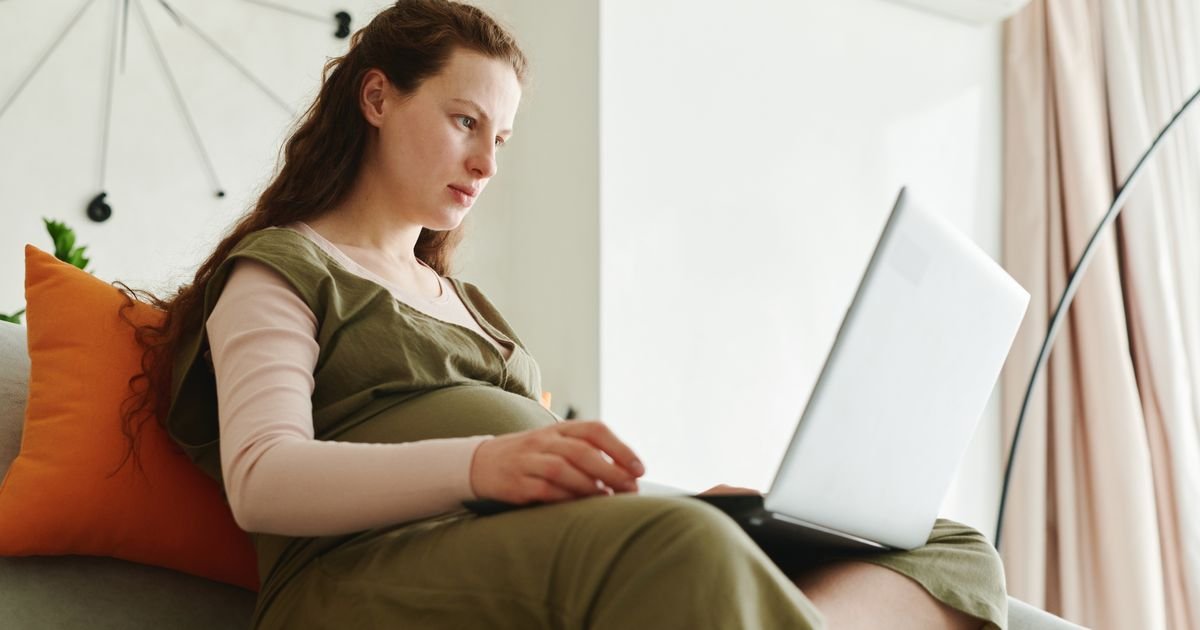 Mulher grávida trabalhando no computador: grávida pode ser demitida?